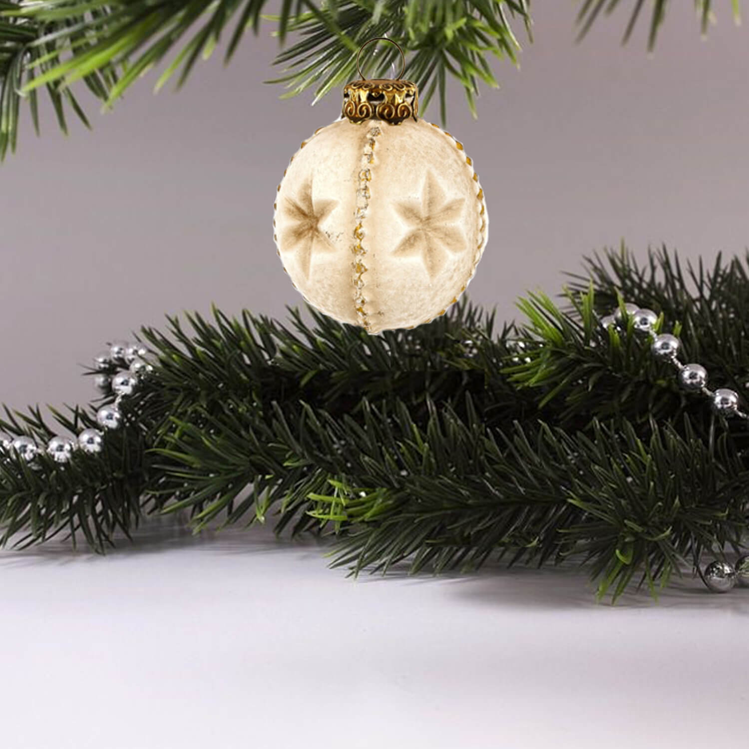 MAROLIN® - Paper-mâché "Star" vintage ornament positioned on a christmas tree highlighting its unique design and rustic charm.