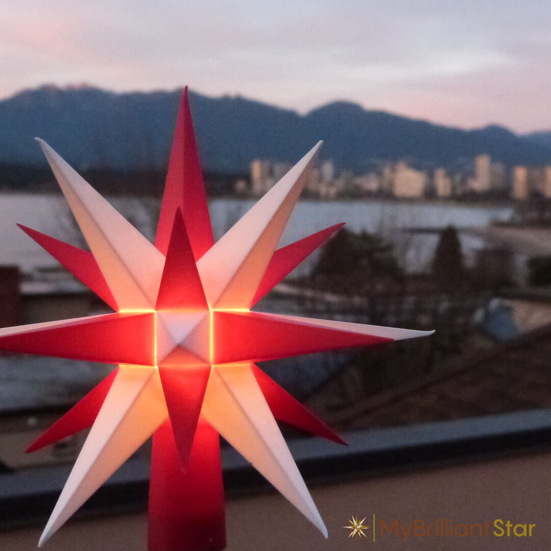 Original Herrnhut plastic star chain, white / red, ~ 12 m / 470 inch length on balcony