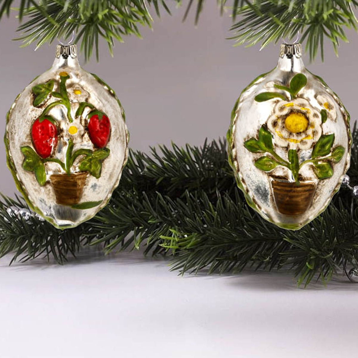 MAROLIN® - Glass ornament &quot;Egg with flowerpot and strawberries&quot;