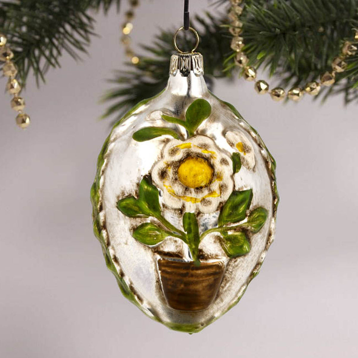 MAROLIN® - Glass ornament &quot;Egg with flowerpot and strawberries&quot;