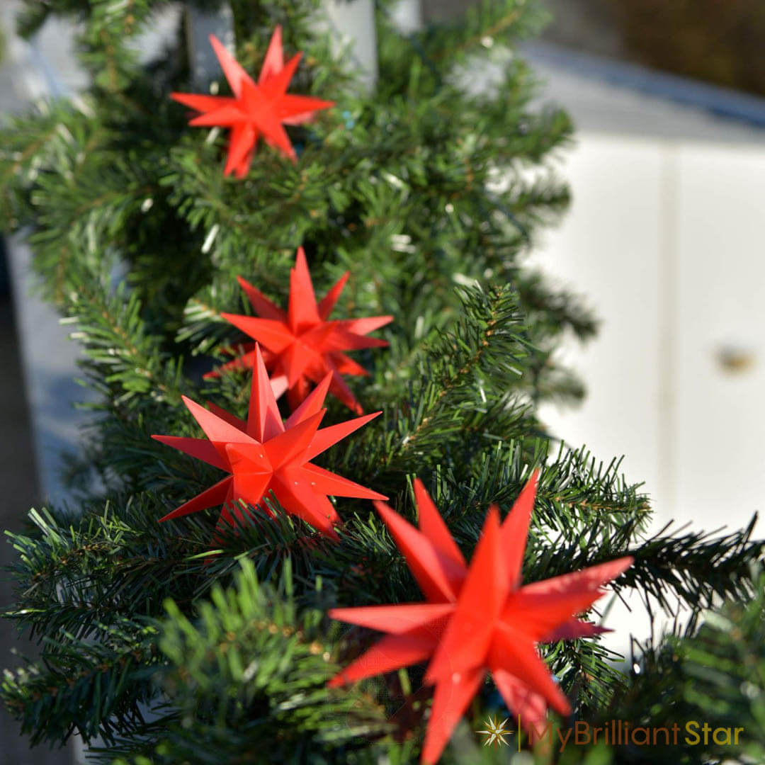 Original Herrnhut plastic star chain, red, on Christmas tree