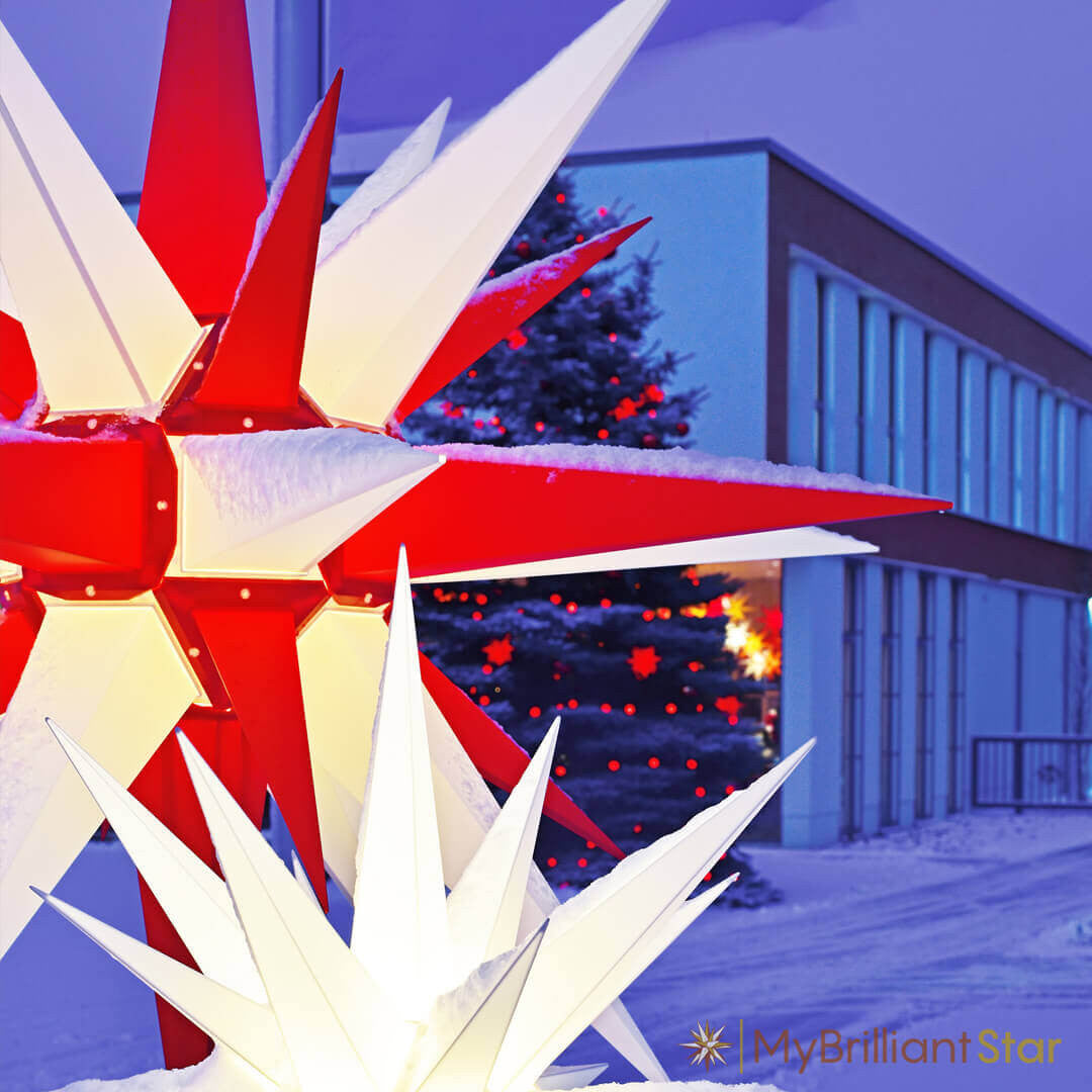 Original Herrnhut plastic star, white / red, ~ 130 cm / 51 inch ø in front of Christmas tree